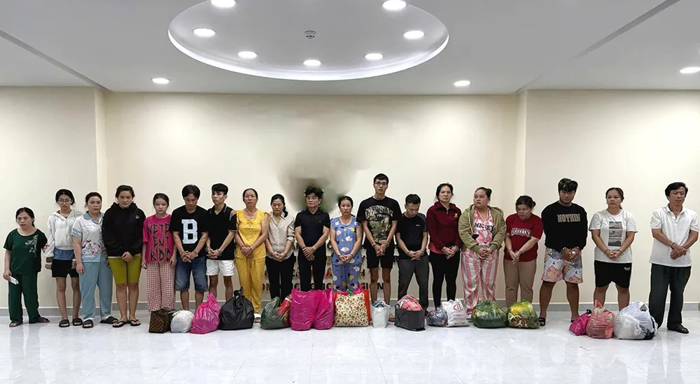 Công an bắt những người liên quan để điều tra. Ảnh: CA