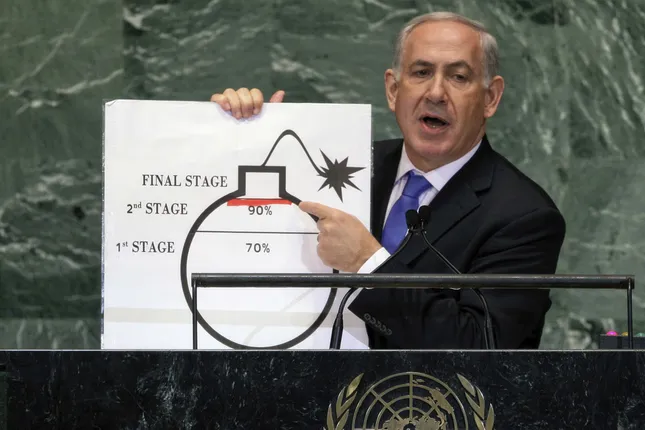 Thủ tướng Israel Benjamin Netanyahu trình bày nỗi lo ngại về tham vọng hạt nhân của Iran tại Liên Hợp Quốc năm 2012. (Ảnh: AP)