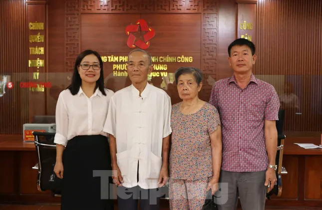Mặc dù chưa hoàn thành được giấy tờ theo nguyện vọng nhưng cụ ông 88 tuổi rất vui vẻ.