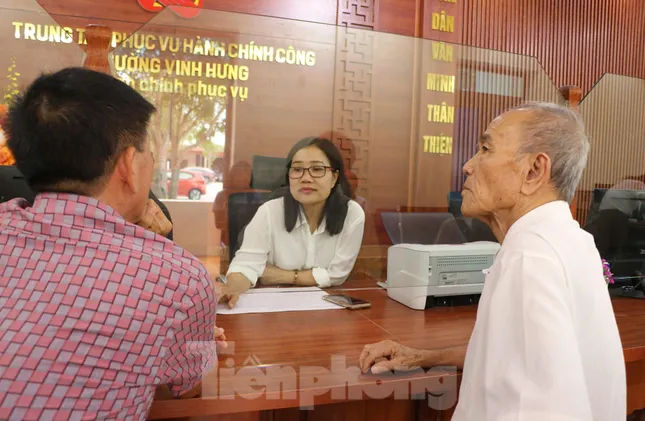 Ông Thảo được cán bộ Trung tâm phục vụ hành chính công phường Vinh Hưng hướng dẫn tận tình.