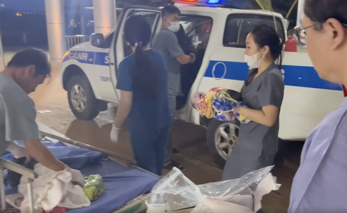 Em bé sinh trên xe đặc chủng của CSGT được đưa vào Trung tâm Y tế chăm sóc.