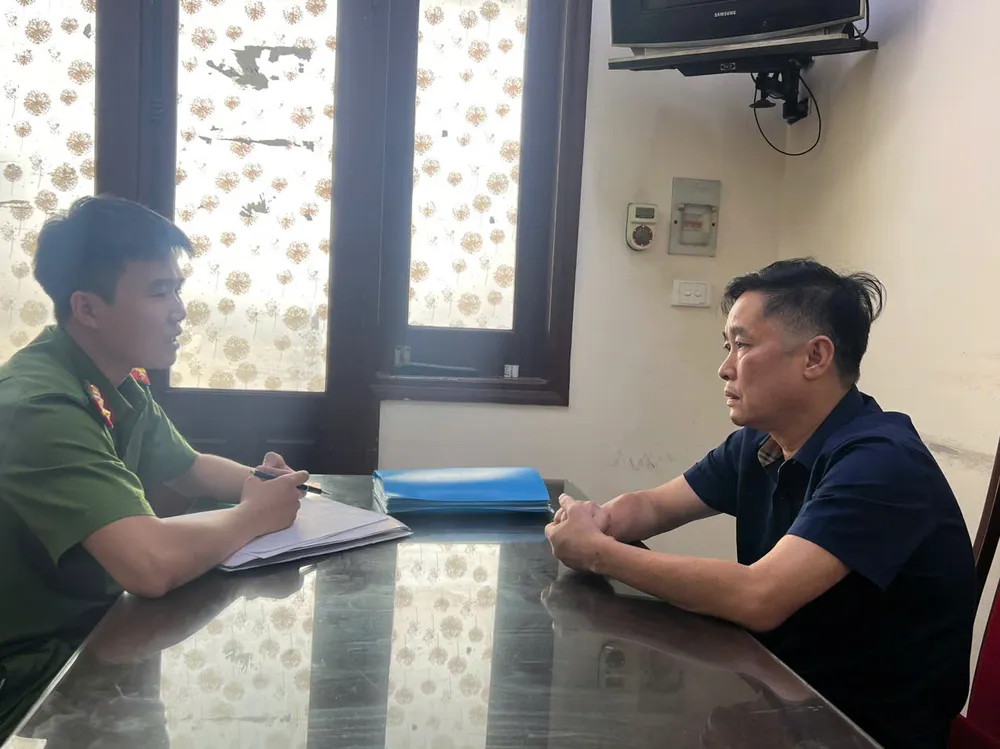Hoàng Tất Thành tại cơ quan công an. Ảnh CA