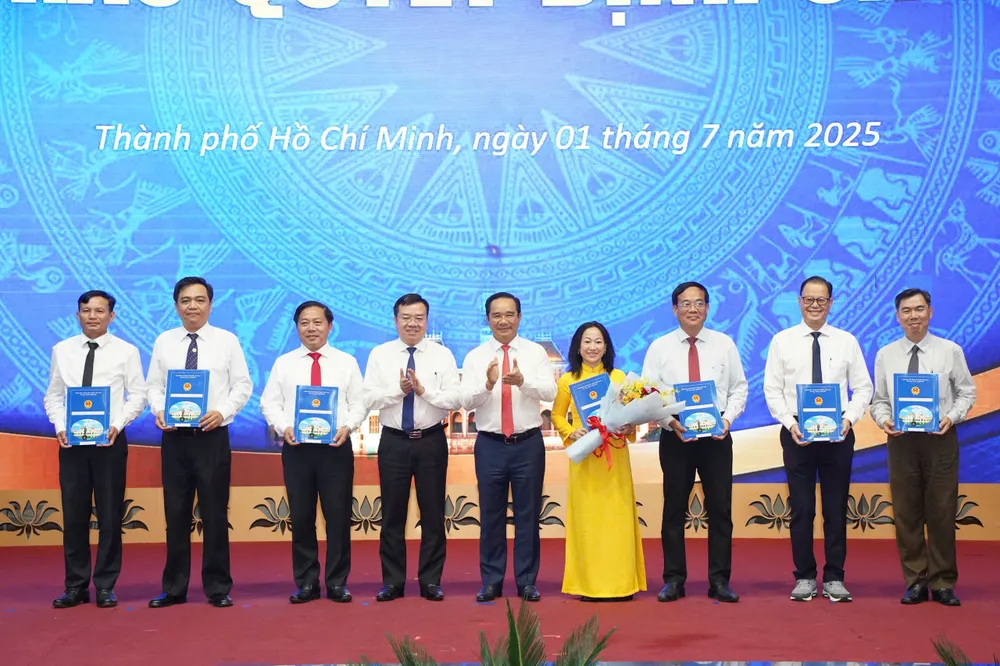 Chủ tịch UBND TP.HCM Nguyễn Văn Được trao các quyết định nhân sự. Ảnh: THUẬN VĂN