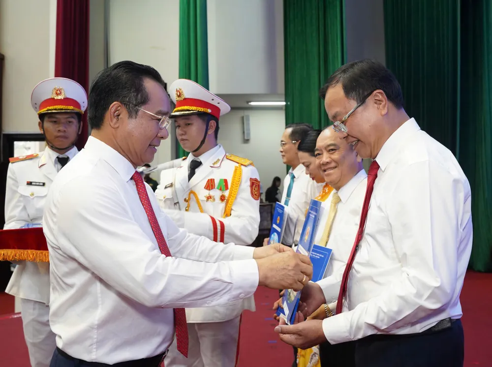 Chủ tịch UBND TP.HCM Nguyễn Văn Được trao các quyết định nhân sự. Ảnh: THUẬN VĂN