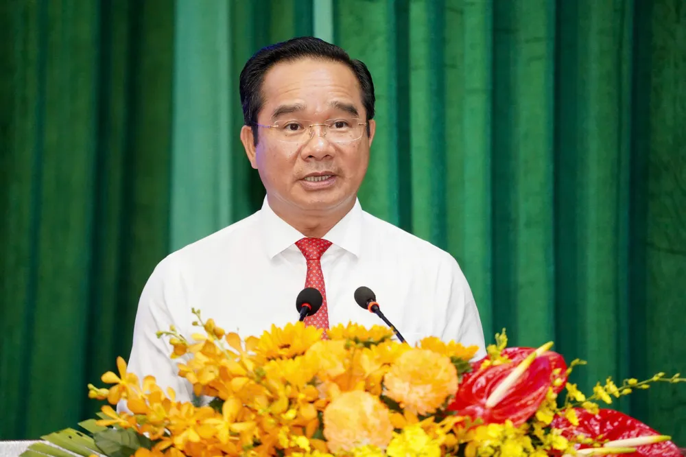 Chủ tịch TP.HCM giao nhiệm vụ cho các nhân sự. Ảnh: THUẬN VĂN