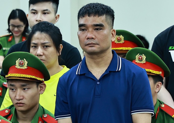 Cựu công an Nguyễn Văn Hưng (hàng đầu) và Hương "Mẩu" (áo vàng) tại phiên tòa. Ảnh: Danh Lam