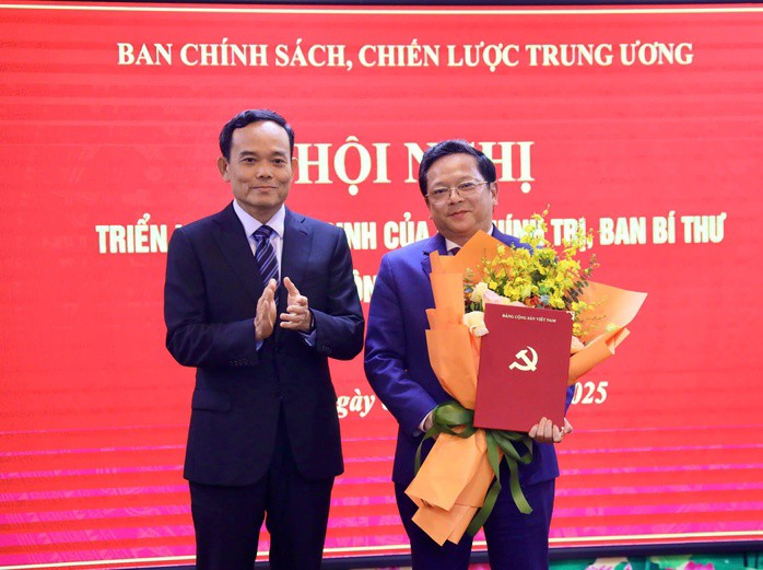 Ông Trần Lưu Quang, Bí thư Trung ương Đảng, Trưởng Ban Chính sách, chiến lược Trung ương (bên trái), trao quyết định cho ông Nguyễn Đức Hiển. Ảnh: Thành Trung