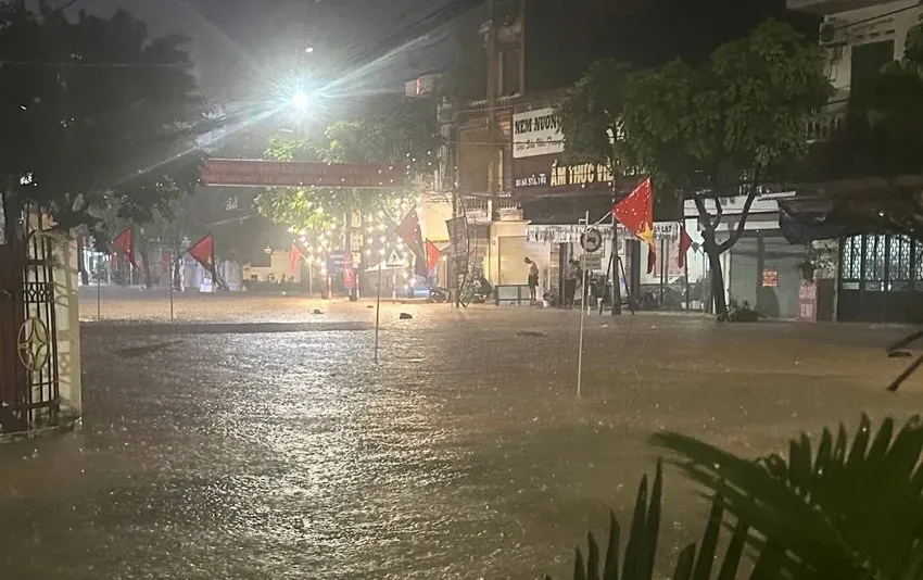 Mưa lớn gây ngập nặng tại TP Thái Nguyên. Ảnh: CTV