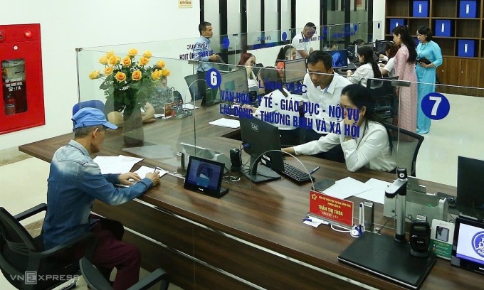 Trung tâm hành chính công của phường Đống Đa ngày đầu vận hành chính quyền 2 cấp. Ảnh: Việt An