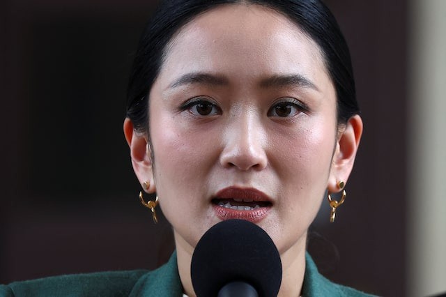 Bà Paetongtarn phát biểu ngày 1/7/2025 sau khi bị Tòa án Hiến pháp phán quyết tạm đình chỉ chức Thủ tướng. Ảnh: Reuters