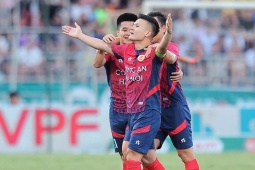 Quang Hải và Hoàng Đức  " trĩu tay nhận giải "  ở lễ vinh danh V-League 2024/2025