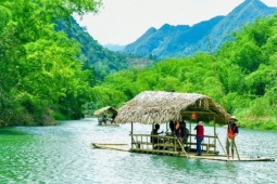 Du khách ngồi bè tre mê mẩn ngắm  Sa Pa thu nhỏ  ở Thanh Hóa