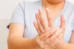 Nguyên nhân tê tay khi ngủ dậy