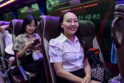 Ngày đầu đưa đón công chức đi làm sau sáp nhập tỉnh, thành