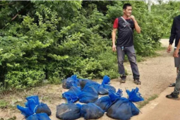 Phát hiện 25 chiếc túi lạ trong rừng, mở ra thấy cảnh tượng  " nổi da gà " 