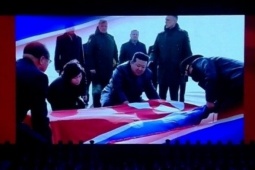 Ông Kim Jong Un xúc động trong lễ đón binh sĩ Triều Tiên tử trận ở nước ngoài