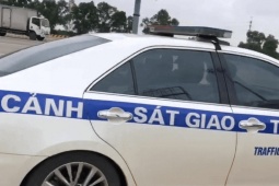 CSGT dùng xe đặc chủng đưa bé gái co giật trên cao tốc đến bệnh viện