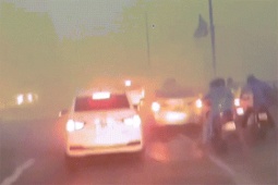 Loạt ô tô che chắn xe máy qua cầu lúc mưa to gió lớn ở Hà Nội  gây sốt  mạng