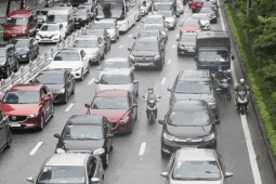 Cảnh khó tin trên tuyến đường vừa dựng rào phân làn ở Hà Nội