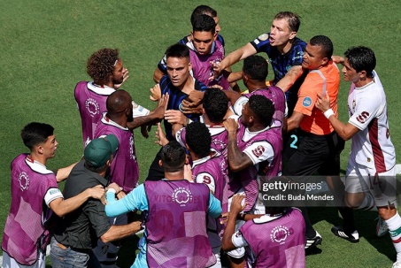 Hỗn loạn FIFA Club World Cup: HLV Fluminense chơi xấu, Martinez nổi nóng