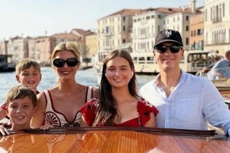 Con gái 14 tuổi của Ivanka Trump gây sốt khi cao gần bằng mẹ