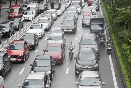 Cảnh khó tin trên tuyến đường vừa dựng rào phân làn ở Hà Nội