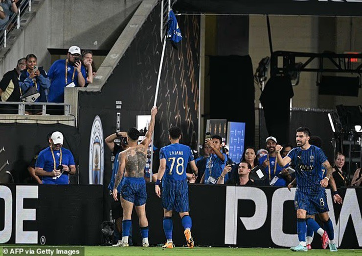 Hình ảnh Marcos Leonardo cởi trần giương cao lá cờ Al Hilal trên sân Orlando lan truyền chóng mặt