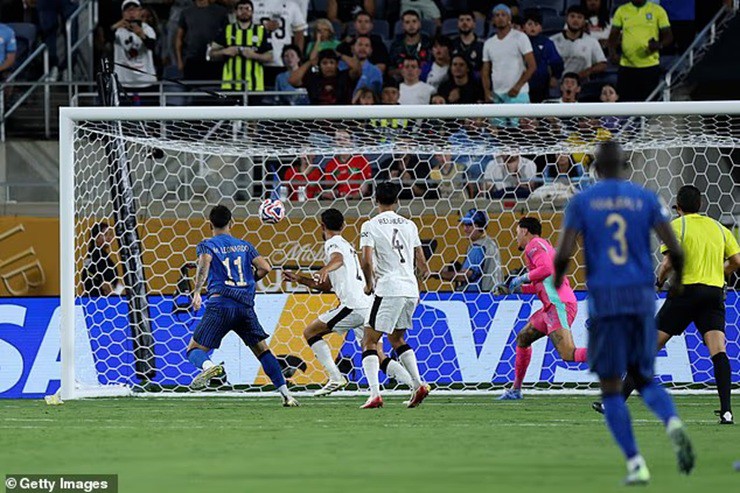Marcos Leonardo (số 11) ghi bàn thắng cân bằng tỷ số 1-1 cho Al Hilal ngay đầu hiệp 2