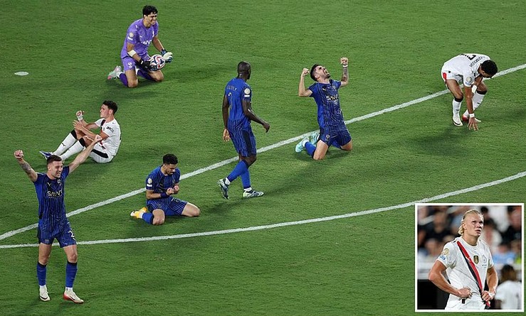 Các cầu thủ của Al Hilal ăn mừng chiến thắng kịch tính trước Man City
