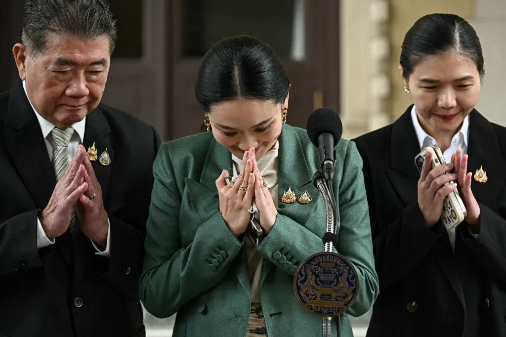 Bà Paetongtarn cùng Phó Thủ tướng Phumtham Wechayachai xuất hiện trong họp báo ngày 1/7. Ảnh: AFP