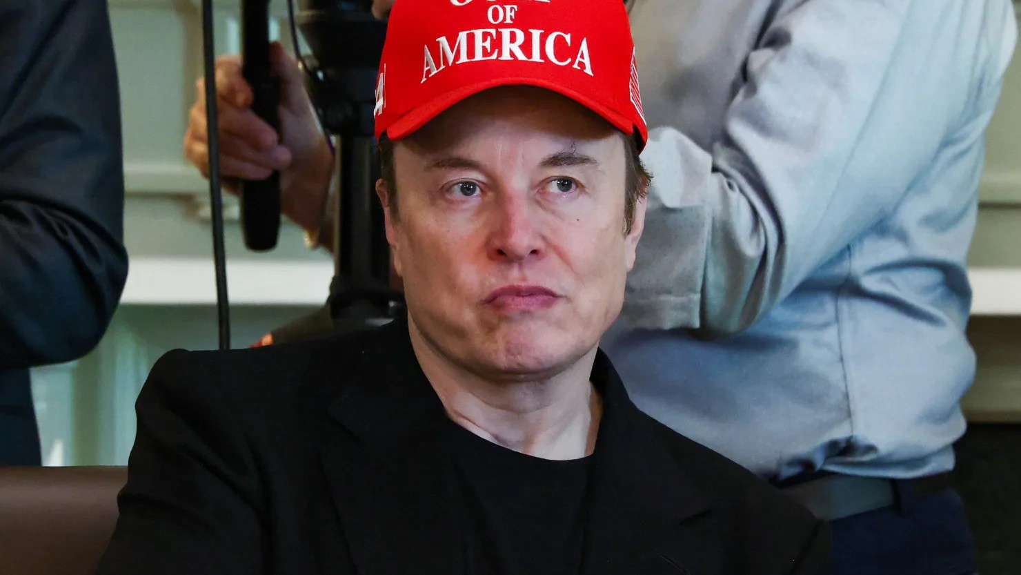 Giám đốc điều hành Tesla Elon Musk tham dự cuộc họp nội các do Tổng thống Hoa Kỳ Donald Trump tổ chức tại Nhà Trắng ở Washington, DC, vào ngày 30 tháng 4 năm 2025.
