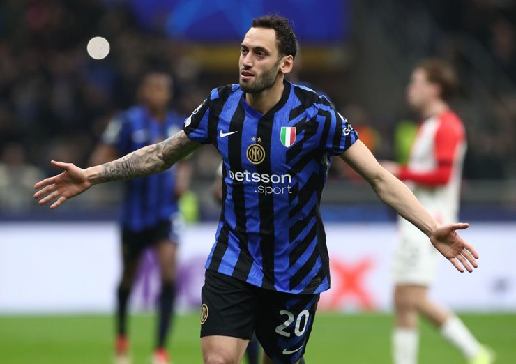 Hakan Calhanoglu được cho là nguồn cơn mâu thuẫn trong phòng thay đồ Inter