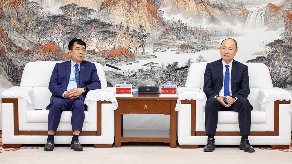 Ông Lê Xuân Huyên – Phó TGĐ Petrovietnam và Ông Mo Dingge – Chủ tịch CNCEC trong buổi làm việc chính thức, thảo luận về định hướng hợp tác hai bên