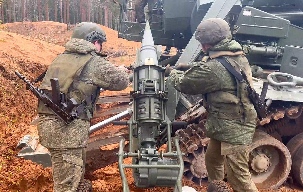 Binh sĩ Nga nã pháo trên chiến trường Ukraine (ảnh: TASS)
