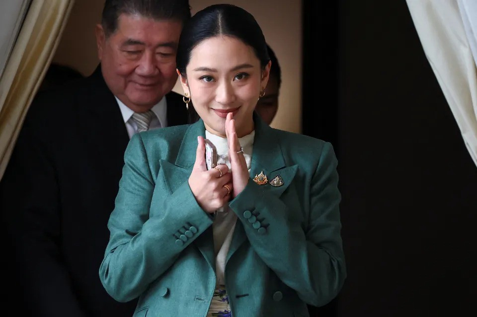 Bà&nbsp;Paetongtarn xuất hiện trong cuộc họp báo sau phán quyết của tòa Hiến pháp ngày 1/7. Ảnh: Reuters
