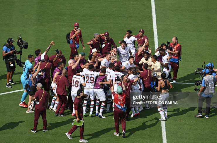 Các cầu thủ Fluminense ăn mừng tấm vé vào tứ kết