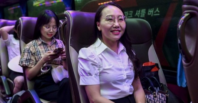 Ngày đầu đưa đón công chức đi làm sau sáp nhập ...