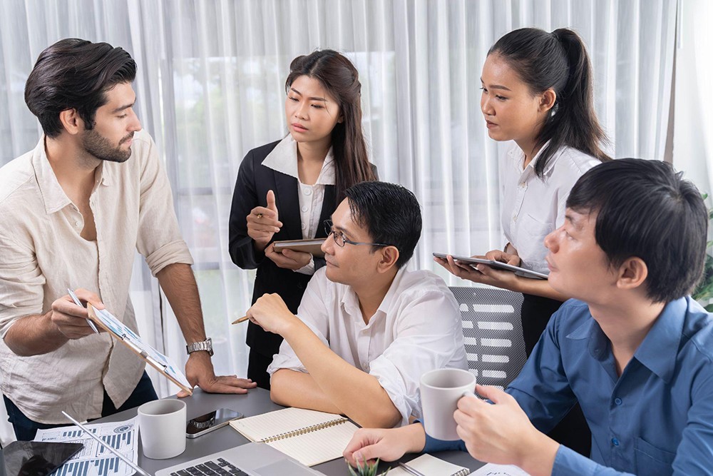 Chọn MBA hay EMBA là câu hỏi thường được các học viên đặt trên bàn cân
