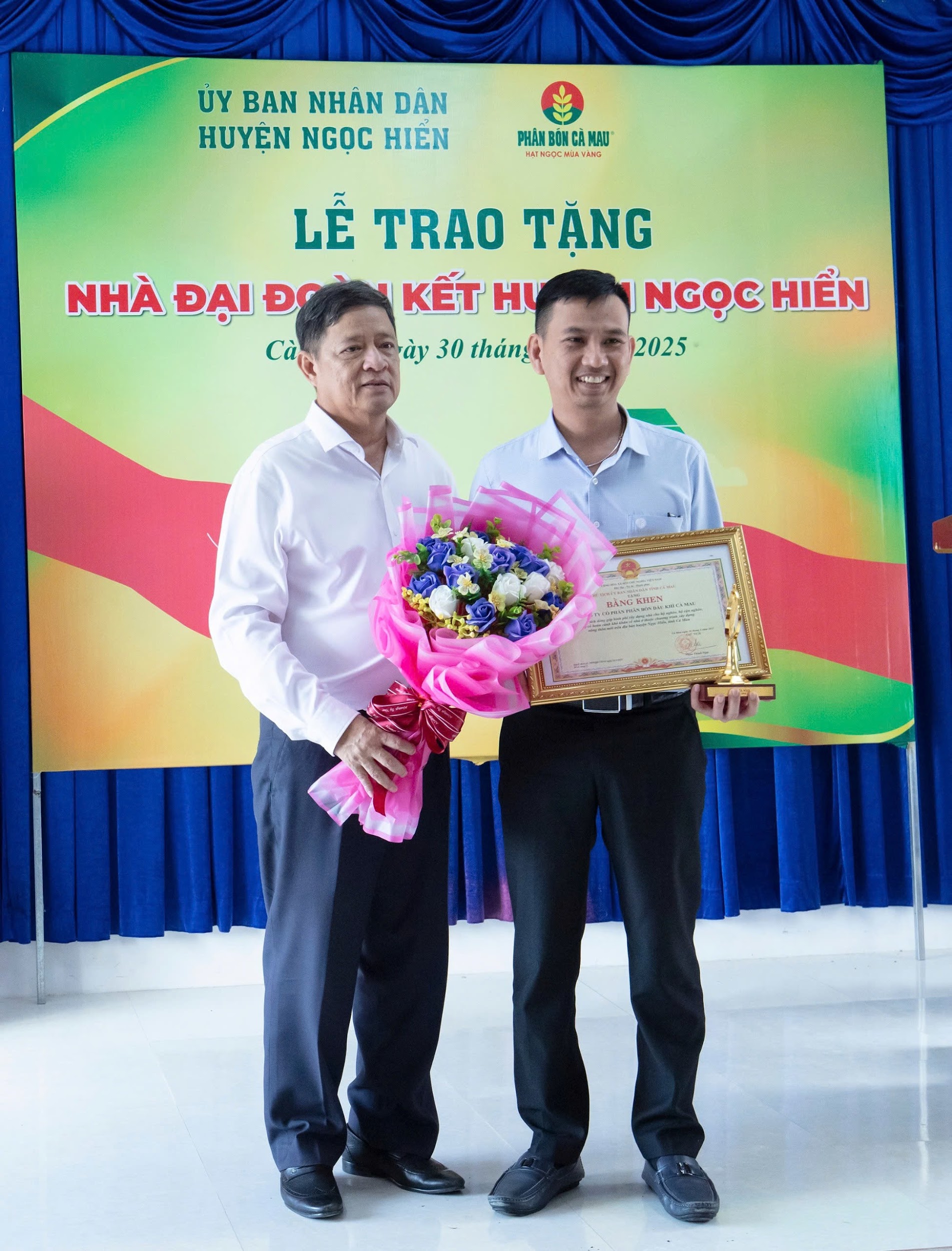 Đại diện Công ty Cổ phần Phân bón Dầu khí Cà Mau nhận bằng khen của Chủ tịch UBND tỉnh về thành tích đóng góp cho sự phát triển kinh tế - xã hội địa phương.