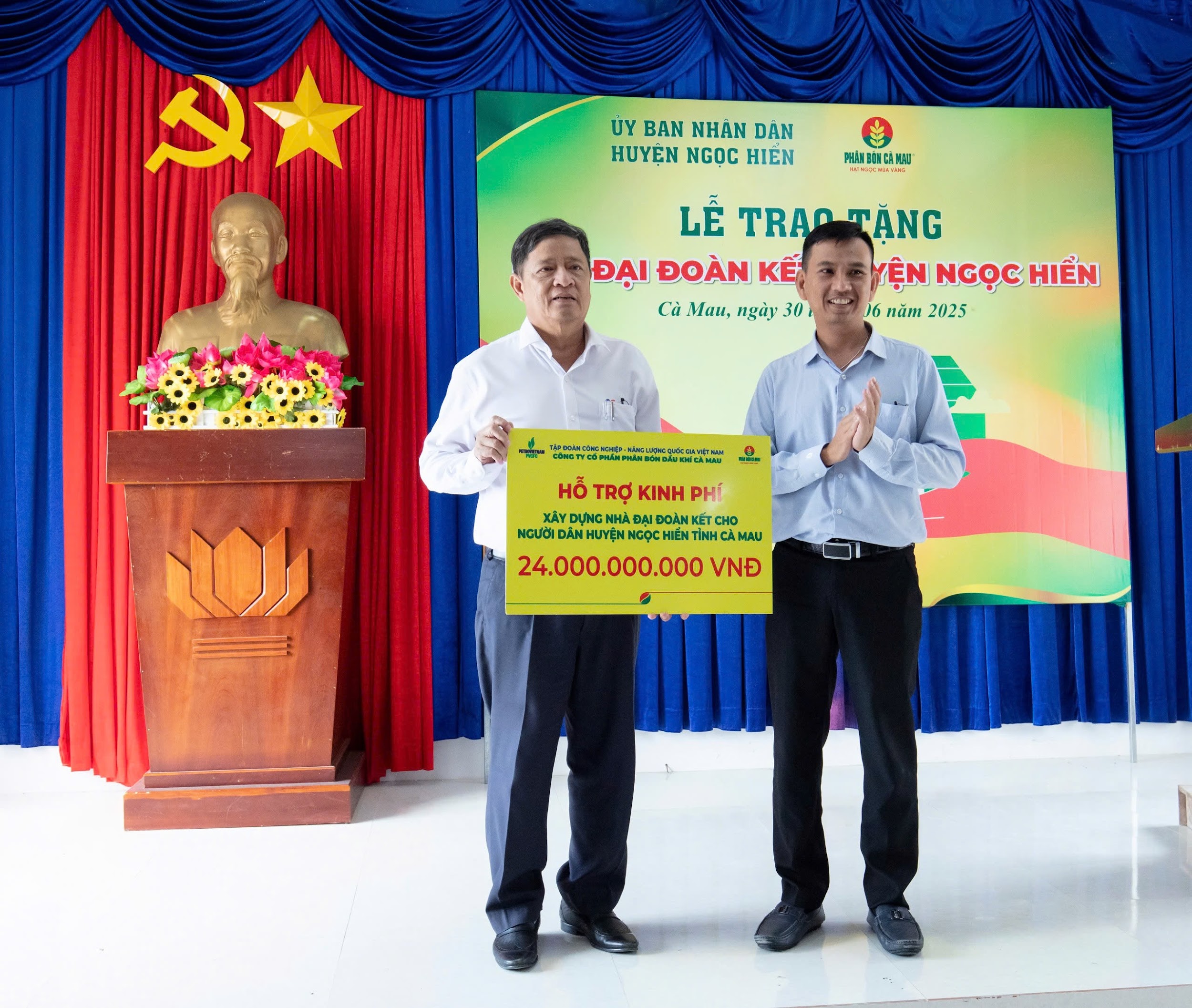 Ông Nguyễn Anh Trực, Phó Chủ tịch Công đoàn công ty trao bảng tượng trưng 300 căn nhà trị giá 24 tỷ đồng cho lãnh đạo địa phương.