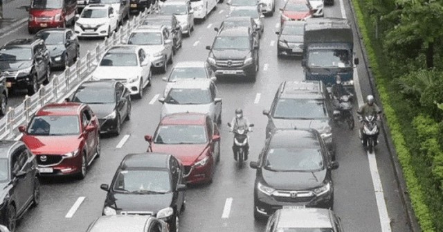 Cảnh khó tin trên tuyến đường vừa dựng rào phân...