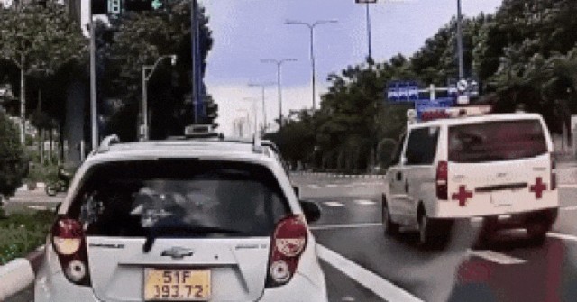 Đang làm rõ vụ xe cứu thương va chạm xe máy nga...