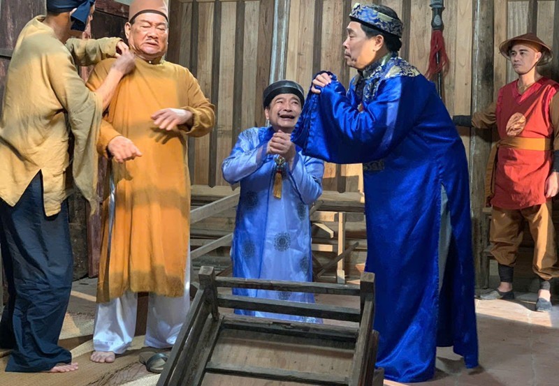 NSƯT Minh Tuấn trên phim trường cùng các đồng nghiệp.