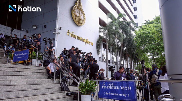 Phóng viên chờ đợi ông Thaksin tại trụ sở tòa án (ảnh: Nation Thailand)