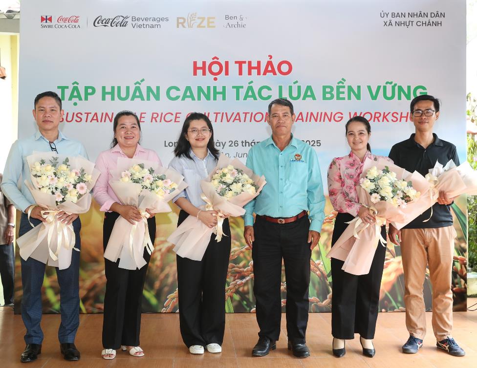Lãnh đạo Công ty Coca-Cola Việt Nam, lãnh đạo xã Bến Lức, Công ty Rize Việt Nam, Ben &amp; Archie nhận hoa cảm ơn từ đại diện Hội Nông Dân xã