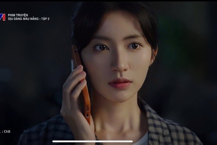 Vân Vân của Thương ngày nắng về cho biết, cô được bố mẹ chồng ủng hộ diễn xuất. "Bố mẹ nhắc tôi đi quay phim vất vả nên mua thêm đồ để ăn. Trước kia bố mẹ chỉ biết tôi quay phim nhưng không hề biết lịch quay dày đặc, căng thẳng tới như thế. 1 tuần liền nhiều khi tôi chỉ gặp bố mẹ vào buổi tối. Có hôm còn không gặp mặt được", Ngọc Huyền chia sẻ trên Đời Sống Gia Đình. Ảnh: FB Ngọc Huyền.
