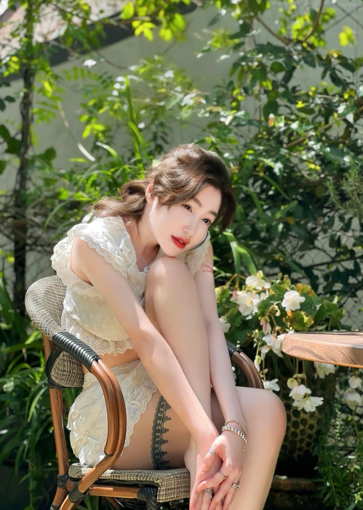 Mới đây, Elly Trần khiến người hâm mộ xao xuyến khi khoe hình ảnh với diện mạo mới mẻ, hóa thân thành "nàng thơ mùa hè" với phong cách Lolita ngọt ngào, đầy mơ mộng.