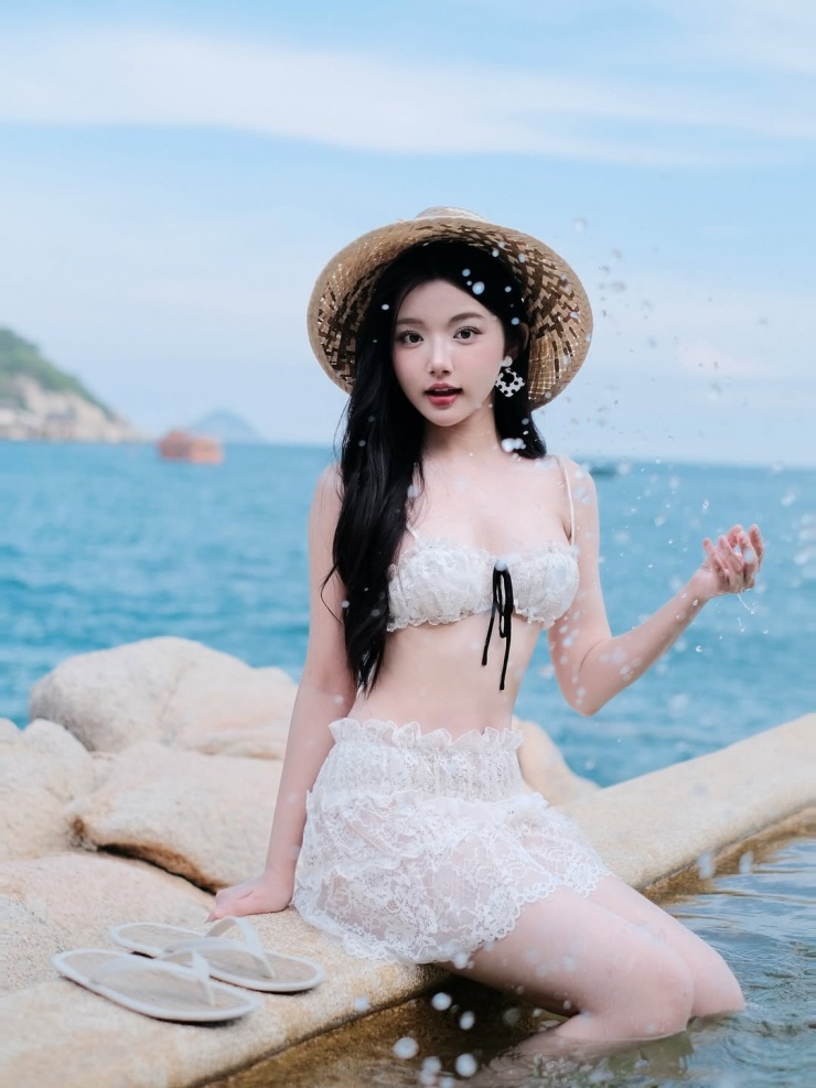 Nổi tiếng là "tiên nữ mukbang" với những video ăn uống duyên dáng, xinh đẹp, Quỳnh Trương không chỉ "hút hồn" người xem bởi khả năng thưởng thức món ăn đầy nghệ thuật mà còn bởi nhan sắc ngọt ngào, trong trẻo. Mới đây, cô nàng lại gây chú ý khi khoe loạt ảnh diện bikini tại bãi biển, hóa thân thành nàng thơ dịu dàng, tinh khôi khiến ai nhìn cũng phải ngẩn ngơ.
