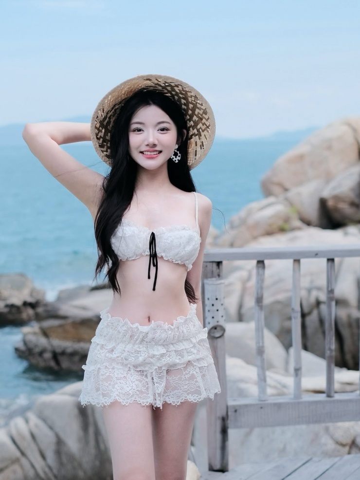 Đặc biệt, chiếc quần váy ren đồng bộ không chỉ giúp Quỳnh Trương che đi những khuyết điểm nhỏ mà còn tăng thêm vẻ yểu điệu, thướt tha, đúng chất "tiên nữ".