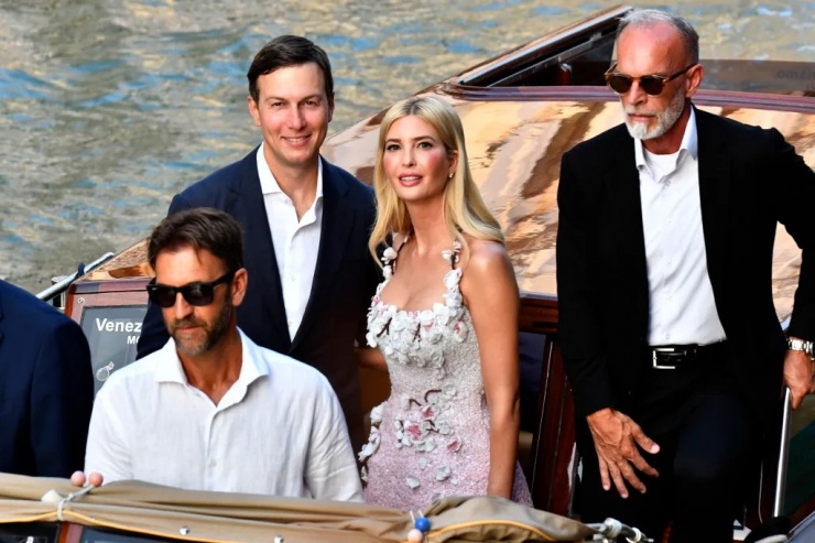 Bộ váy khiến tờ Mail gọi ái nữ nhà Trump là 'mối đe dọa chiếm sóng' tại đám cưới của nhà sáng lập Amazon 61 tuổi với cựu phóng viên 55 tuổi.